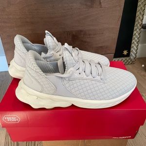 NEW - New Balance Roav Elite - Sz. 8.5